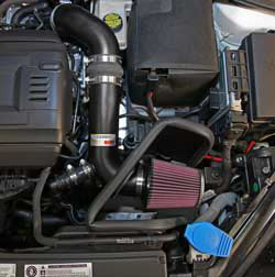 Das K&N Luftfilter, Nummer RC-2960, das zum 2015 Ford Mustang GT 5.0 L Lieferumfang gehört, ist von einem anwendungsspezifischen Luftfilter Hitzeschild geschützt.