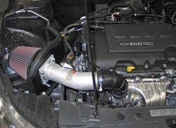 Ein K&N Lufteinlass installiert auf 2011 bis 2016 Chevy Cruze 1,4 L Turbo