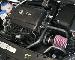 Der 2014-2016 VW Jetta GLI & Passat mit einem K&N 69-9507TTK Luftansaugsystem im Motorraum eingebaut.