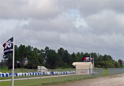 Über der Europäischen Rallye Schule und Motorsports Park fliegen K&N Flaggen über der ganzen Anlage.