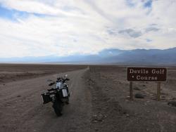 Die R1200GS auf einem Feldweg in Death Valley