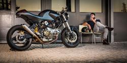 Ein speziell gebautes Café Racer Motorrad gebaut von Smokin‘ Motorcycles mit Ducati Motor.