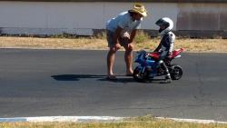 Can Akkaya coacht einen jungen Fahrer bei Superbike-Coach.