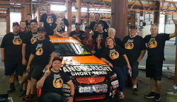 Team Sieders Besatzung feiert ihre Meisterschaft in der letzten Saison der australischen V8 Utes
