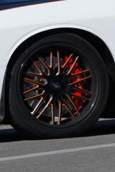 Die orange Trimmung an den Rädern ist sehr nahe an dem Orange im K&N Logo.